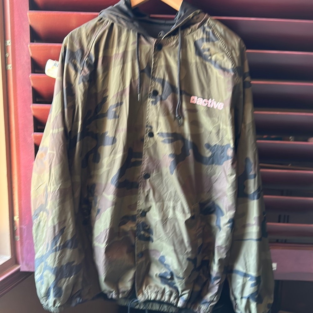 Young men’s Active NWOT lightweight army colored jacket.